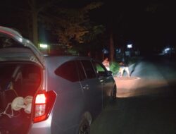 Atasi Gangguan Jalan Berlubang di Lombok Tengah, Relawan Media Lakukan Penambalan Sementaranya