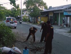 Relawan Media dan Pagar Nusa NTB Turun Tangan, Perbaiki Jalan Berlubang di Lombok Tengah   